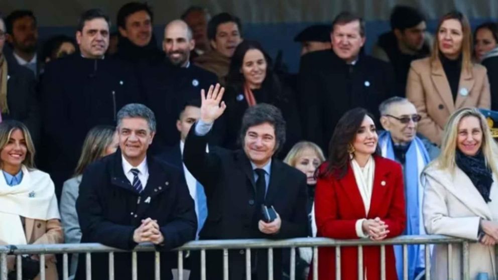 Javier Milei encabez� el desfile militar del D�a de la Independencia acompa�ado por sus padres.