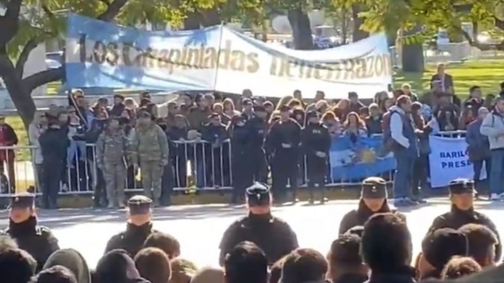 La bandera se ubicó frente al palco oficial donde se encontraban el presidente Javier Milei y la vicepresidenta Victoria Villarruel.