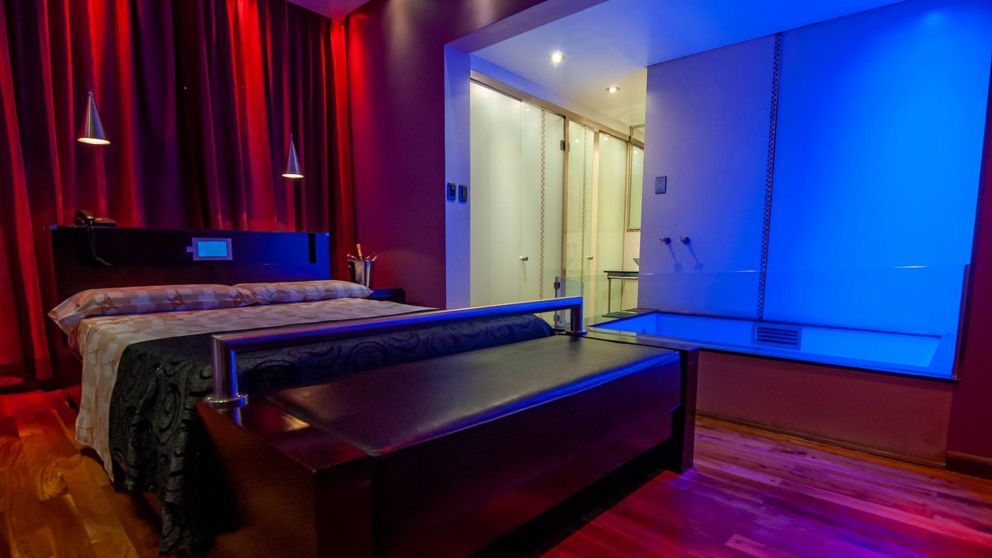 Despertó en un "telo" sin su amante, sin sus pertenencias y hasta ¡sin su ropa!: denunció el robo