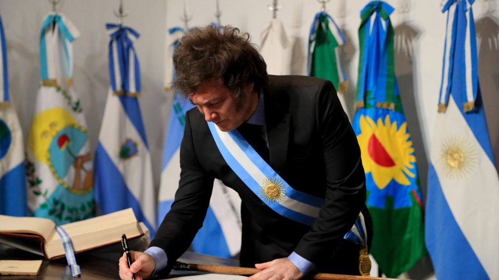 Javier Milei firmó en Tucumán el Pacto de Mayo con 18 gobernadores y Mauricio Macri.