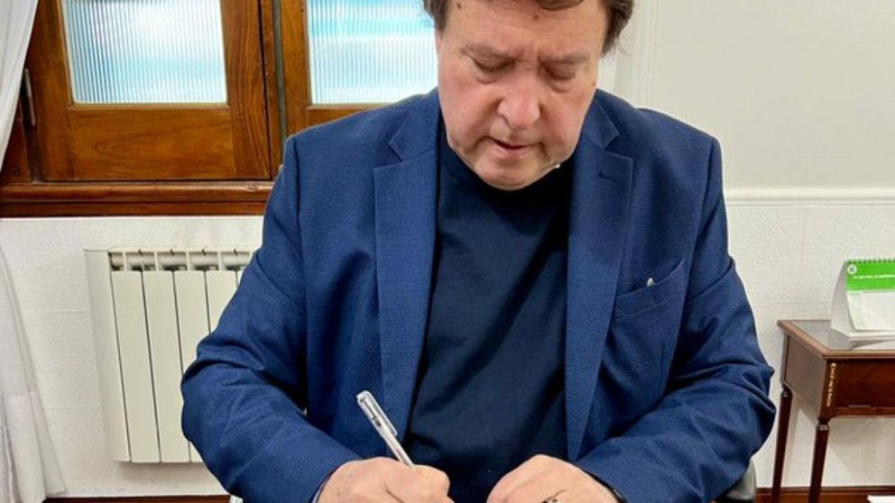 El gobernador de Río Negro firmó un proyecto para que su provincia se adhiera al régimen de incentivo de grandes inversiones.