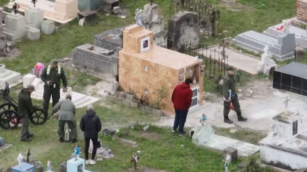 Los peritos trabajando en el cementerio de 9 de Julio.