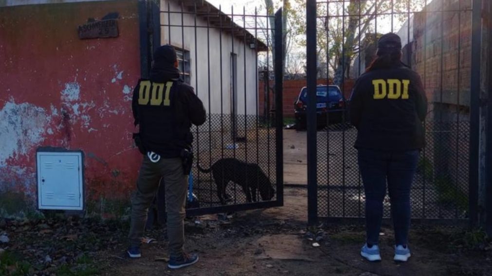 Los efectivos policiales detuvieron a la acusada de agredir a la beba.