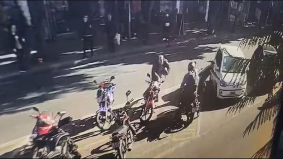 Un hombre se enfrent� a un motochorro cuando sal�a de un banco y evit� que le robara la mochila (Imagen captura v�deo).