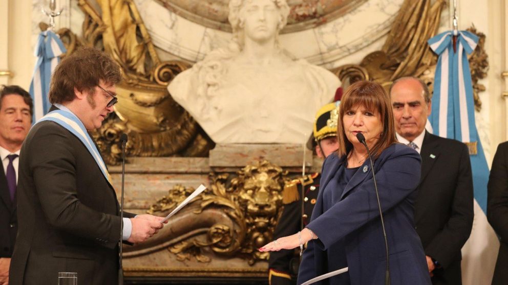 Javier Milei le toma juramento a Patricia Bullrich (Archivo).