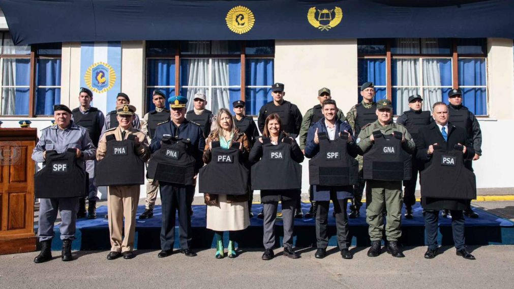 Patricia Bullrich encabez� la entrega de chalecos antibalas a efectivos de las Fuerzas Federales y el Servicio Penitenciario Federal.