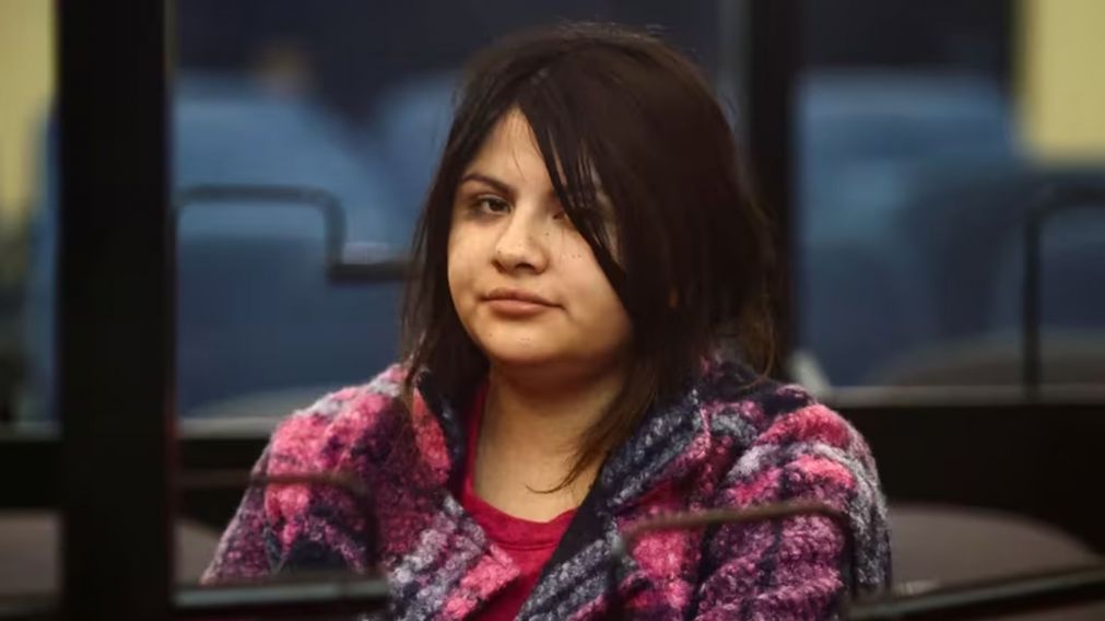 Brenda Uliarte en la sala de audiencias en los Tribunales de Comodoro Py.