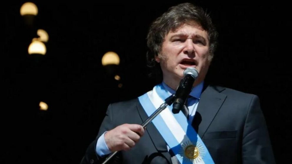 Javier Milei busca firmar un acta durante los eventos por el Día de la Independencia en Tucumán.