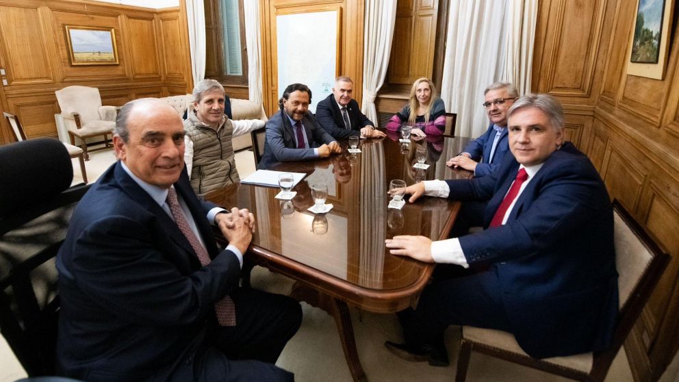 Encuentro de funcionarios del Gobierno con gobernadores.