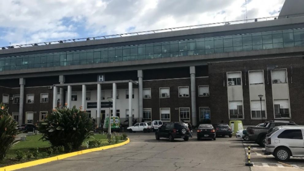 Descubren irregularidades en el Hospital Posadas: pagos excesivos por horas extras y falta de cumplimiento horario