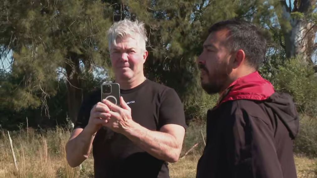 Fernando Burlando realizando una inspección donde desapareció Loan.