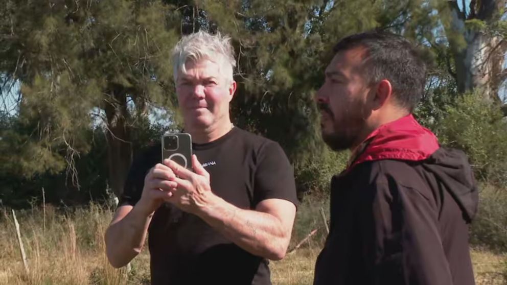 Fernando Burlando realizando una inspección donde desapareció Loan.