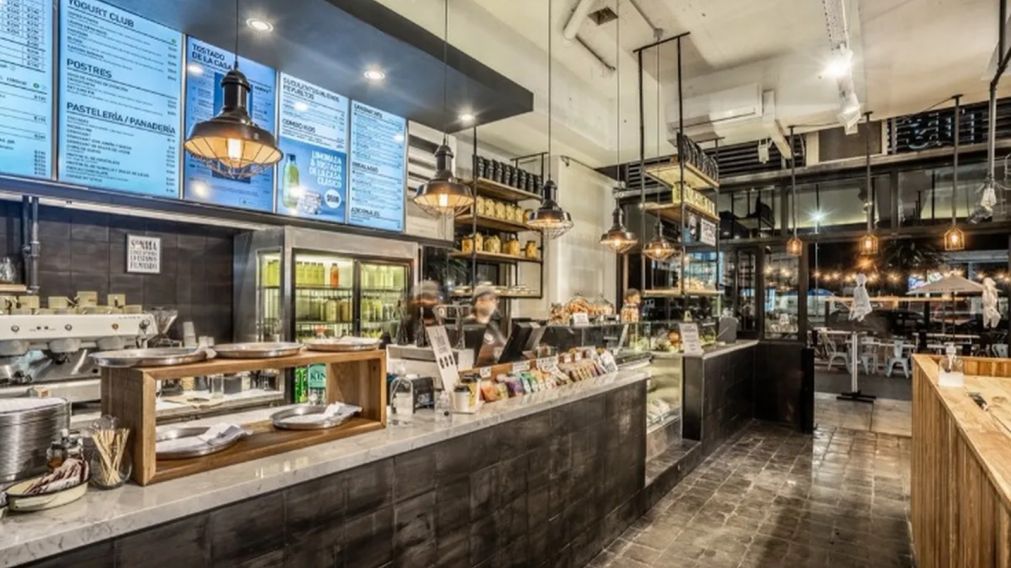 Conocida cadena de cafeterías busca empleados con mínimos requisitos: cómo postularse