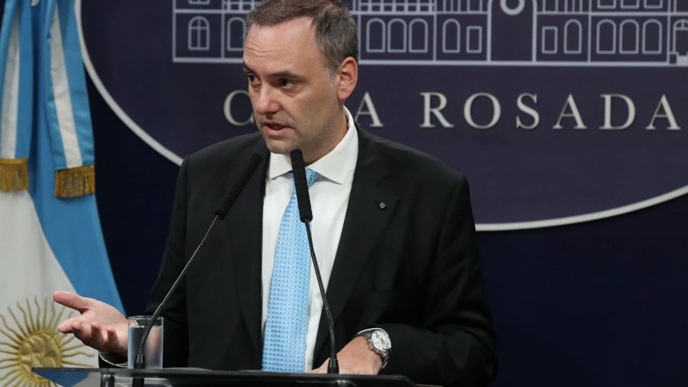 Manuel Adorni: "no vamos a devaluar, no nos vamos a mover de lo que anunció Caputo"