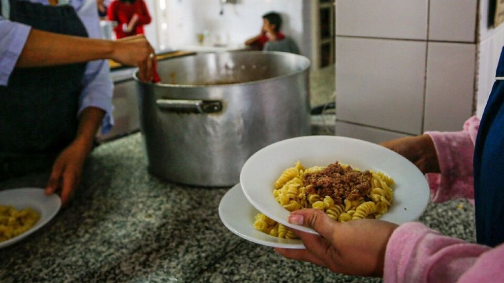 Pese a la crisis alimentaria, muchos comedores populares siguen alimentando a cientos de chicos durante las vaciones de invierno.