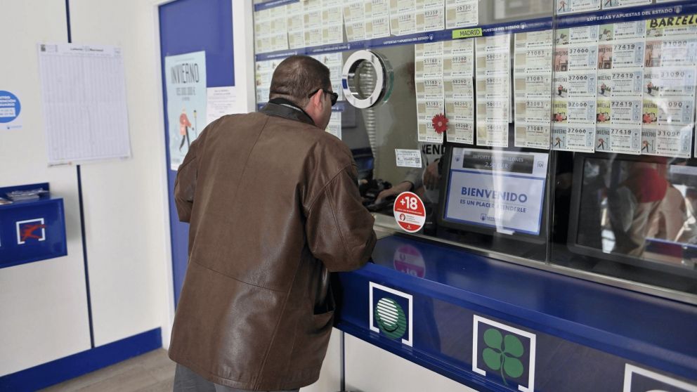 Jug� a la quiniela, gan� un premio multimillonario pero el empleado rompi� su ticket.