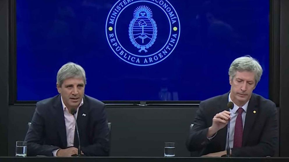 Luis Caputo y el presidente del BCRA, Santiago Bausili.
