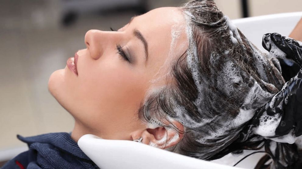 Especialistas recomiendan lavarse el pelo de manera escalonada.