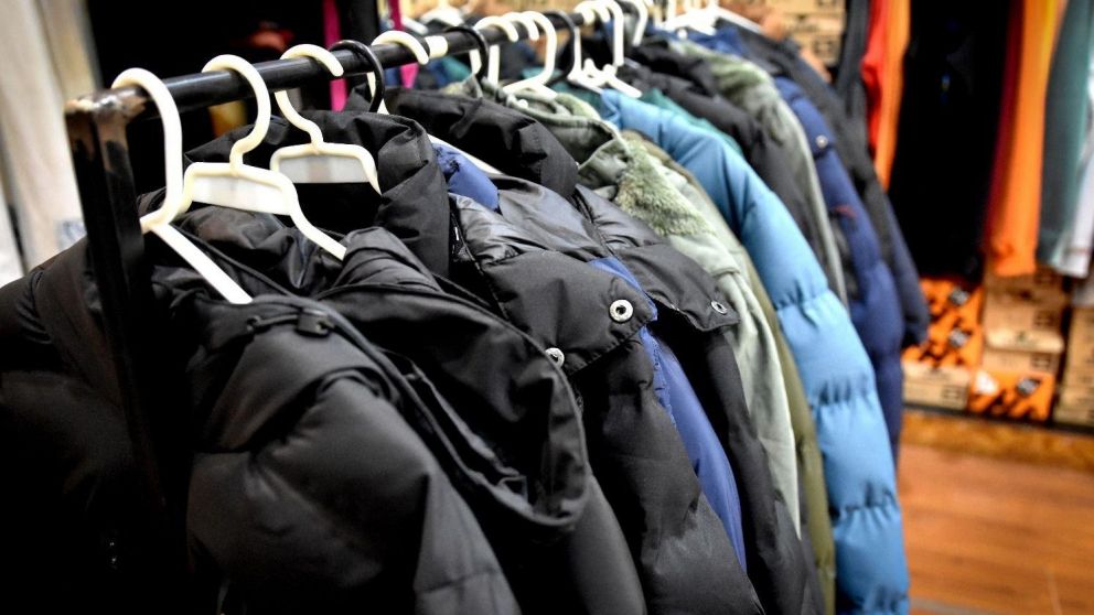 Un supermercado vende camperas de invierno desde $16.000 (Imagen ilustrativa).