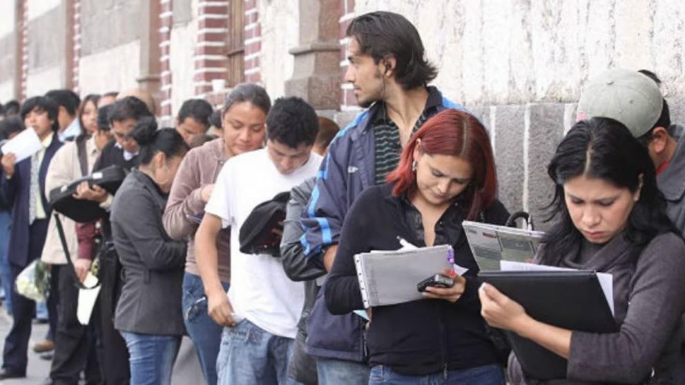 El empleo en descenso: se cerraron más de 330.000 cuentas sueldo desde diciembre