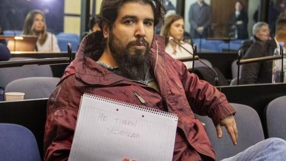 Atentando a Cristina: "Me tienen secuestrado", expresó Sabag Montiel con un cartel en el juicio.