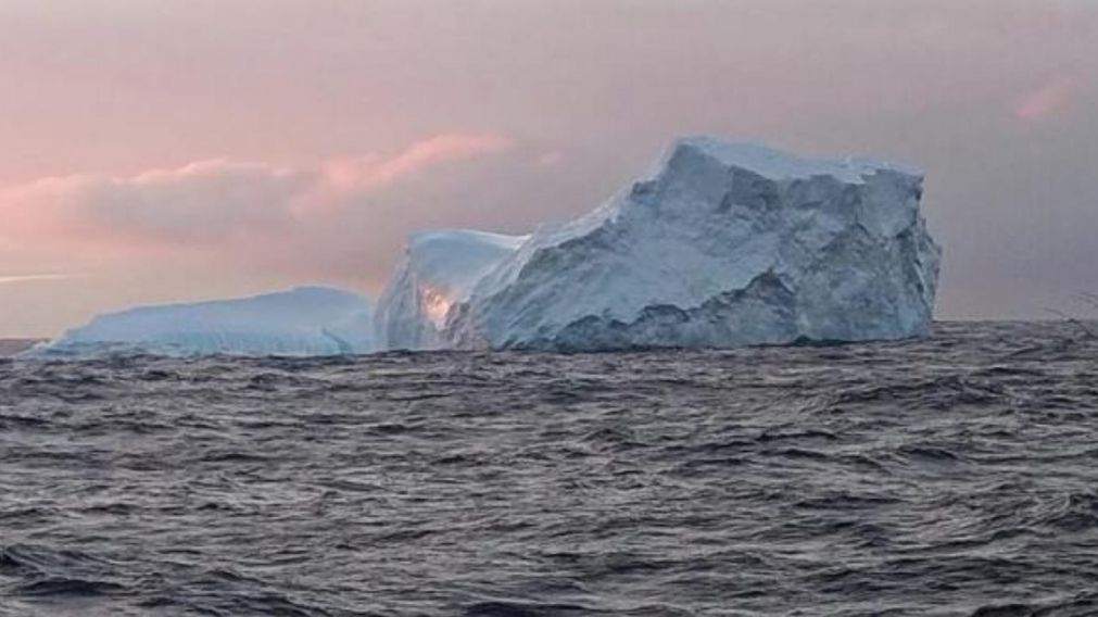 El iceberg gigante podría generar inconvenientes en el mar.