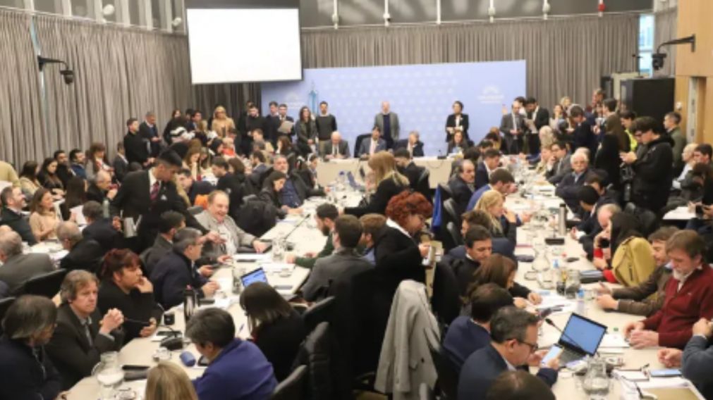 El proyecto oficialista se debatió en el plenario de comisiones.