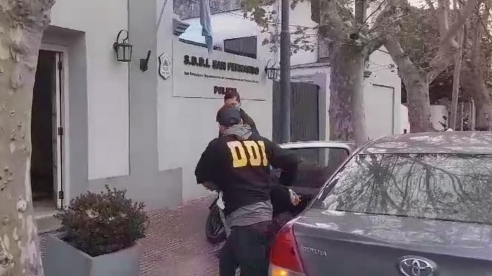 Así trasladaron al religioso que resultó aprehendido por los investigadores policiales.