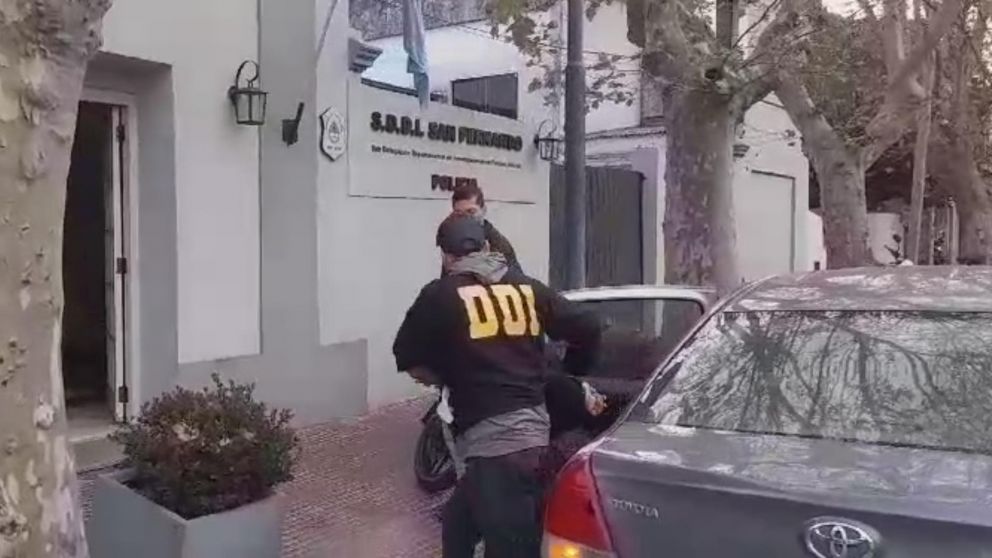 Así trasladaron al religioso que resultó aprehendido por los investigadores policiales.