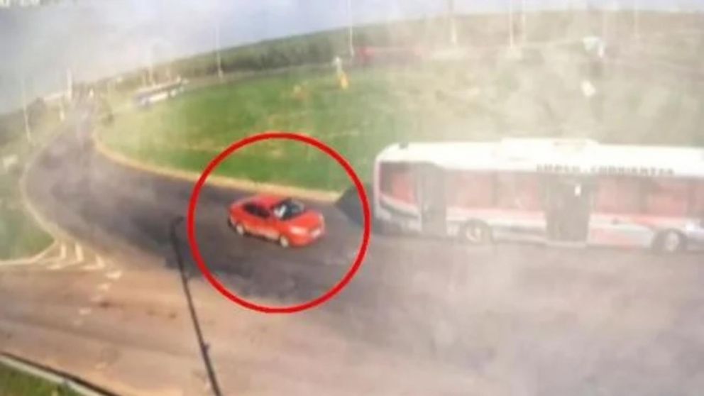 El Ford Ka de Caillava y Pérez quedó registrado en el ingreso a Resistencia.