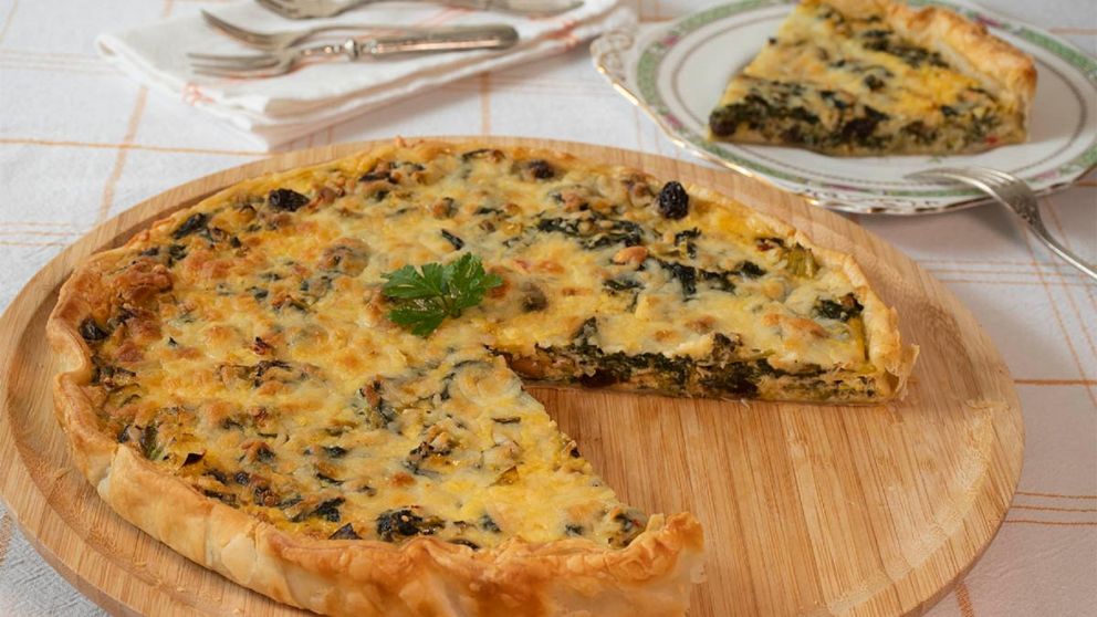 Almuerzo resuelto con esta receta de tarta de puerro, espinaca y queso: rápida e irresistible.