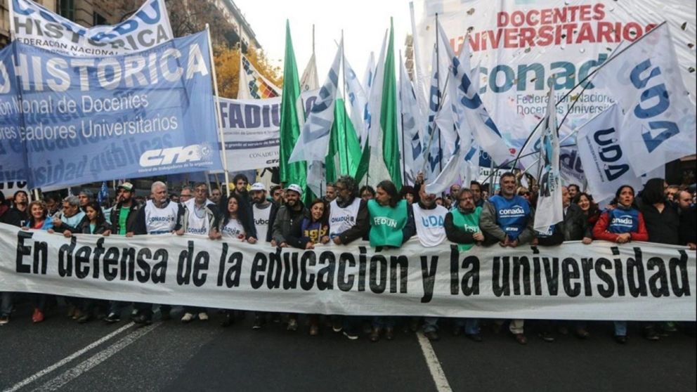Los universitarios marchan otra vez y exigen mejores salarios (Archivo).