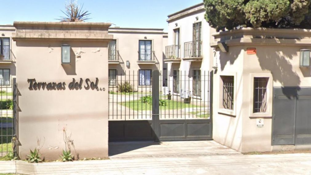 Acá, en este complejo de viviendas, fue hallado el cadáver de Luis María Schroeder.