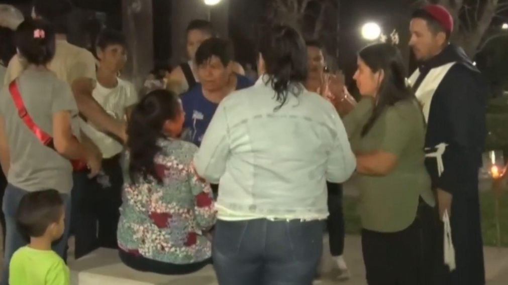 Tras pedir por la aparici�n del Loan Danilo Pe�a, su mam�, Mar�a Noguera, se descompens� en la marcha.