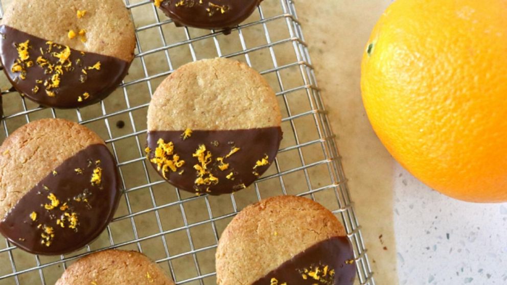 Galletitas de naranja y chocolate sin manteca: una receta express para acompañar el mate.