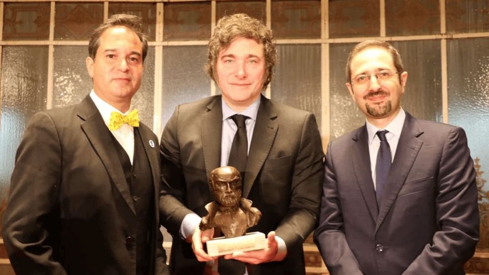 Javier Milei con el premio Instituto Juan de Mariana 2024 (NA).