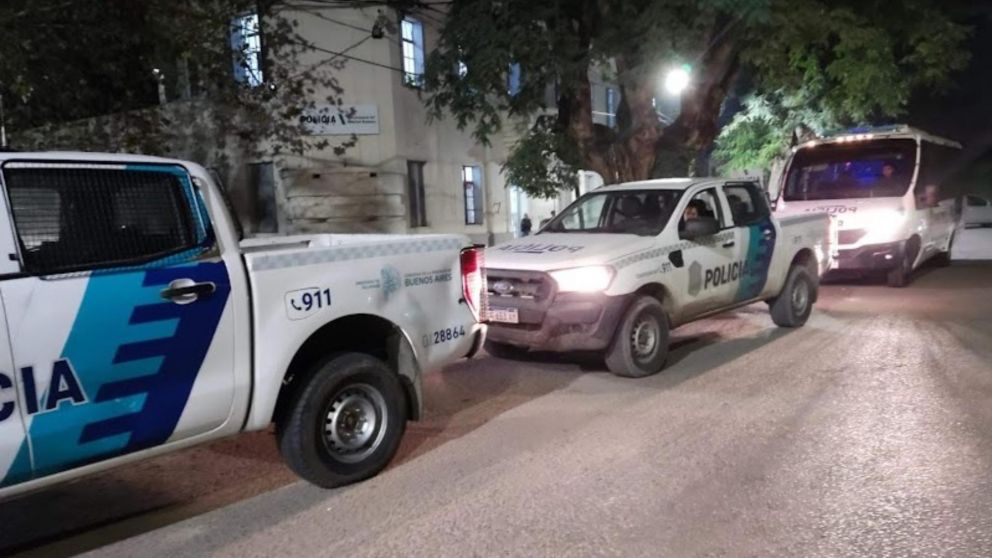 Los efectivos policiales intentan localizar a los hampones.