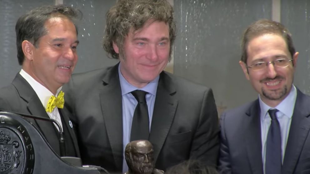 Javier Milei con su premio del Instituto Juan de Mariana en Madrid.