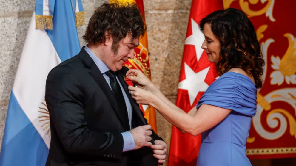 Javier Milei recibió la Medalla Internacional de la Comunidad de Madrid (El País).