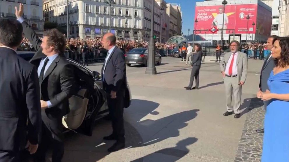 Javier Milei en España: así llegó al Palacio donde fue recibido por la gente y Diaz Ayuso.