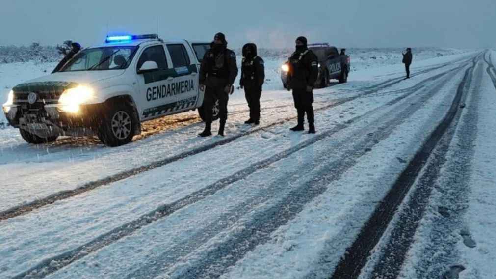 Las principales rutas en el sur de la Argentina están bajo alerta por la abundante caída de nieve