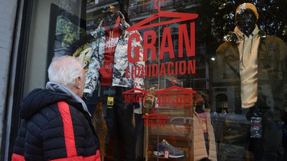 A pesar de las promociones, los locales de ropa reciben muy pocos clientes. (Crónica-Hernán Nersesian)