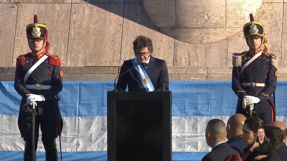 Javier Milei encabezó el acto en Rosario por el Día de la Bandera.