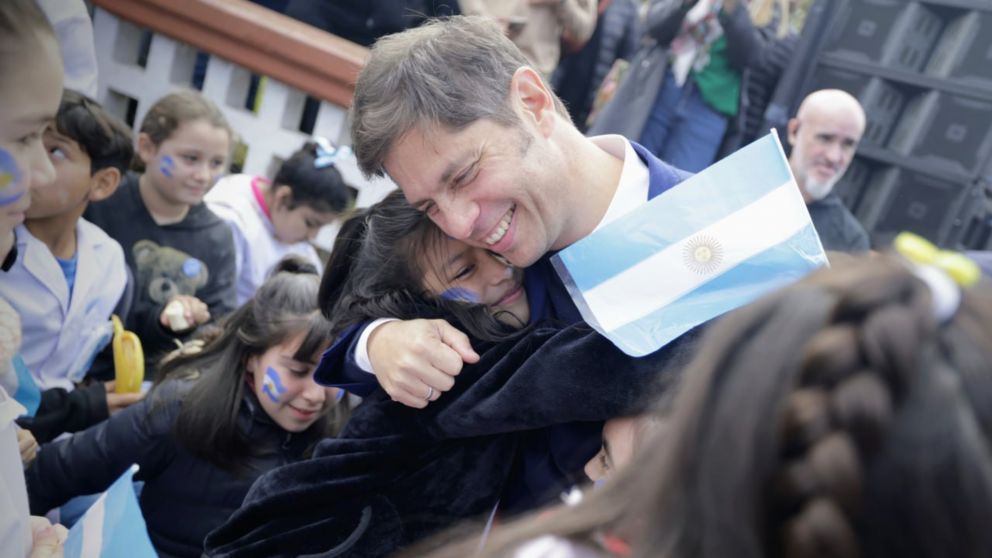 Axel Kicillof junto a alumnos de cuarto grado de la primaria.