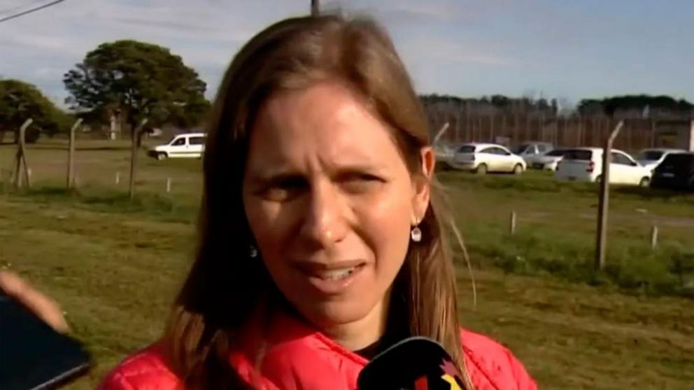 Sara Alperovich defendió a su padre en la puerta de la cárcel de Ezeiza.