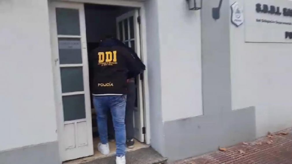 De esta manera trasladaron el individuo arrestado por los funcionarios.