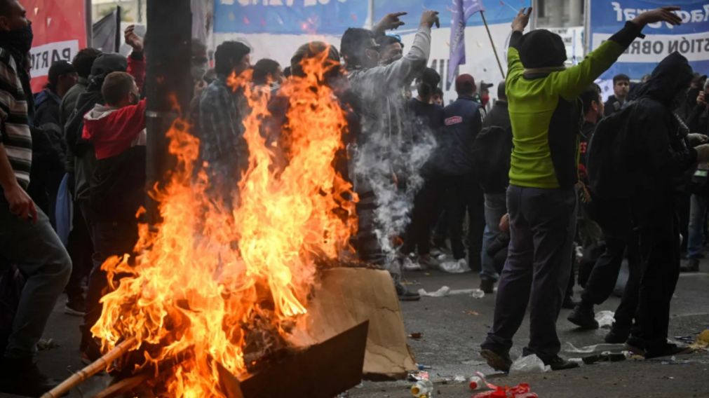 Excarcelan a 16 detenidos por los enfrentamientos en las afueras del Congreso.