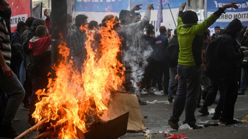 Excarcelan a 16 detenidos por los enfrentamientos en las afueras del Congreso.