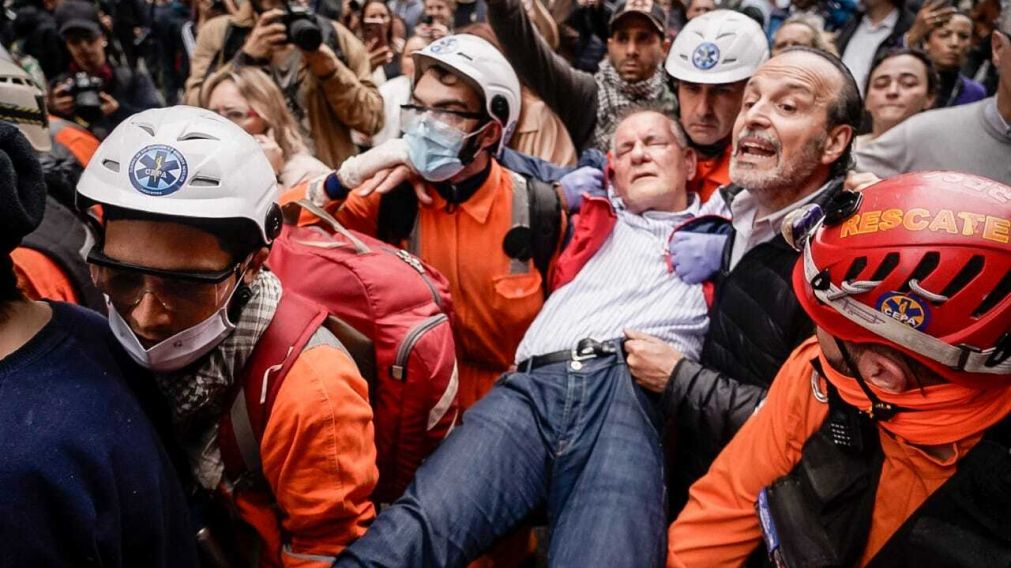 El diputado Carlos Castagneto debió ser atendido por los efectos del gas pimienta.