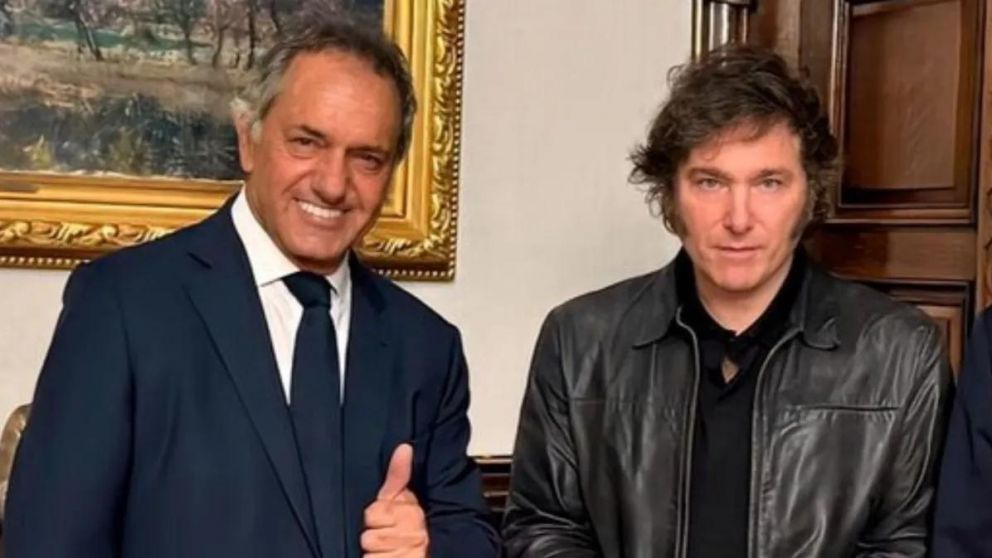 Daniel Scioli junto a Javier Milei (Archivo).